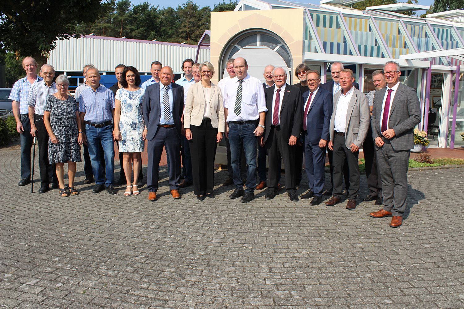 Viele Menschen posieren vor dem Ausstellungsstück