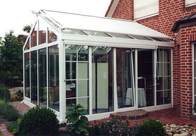 Wintergarten mit Sonnenschutz auf dem Dach