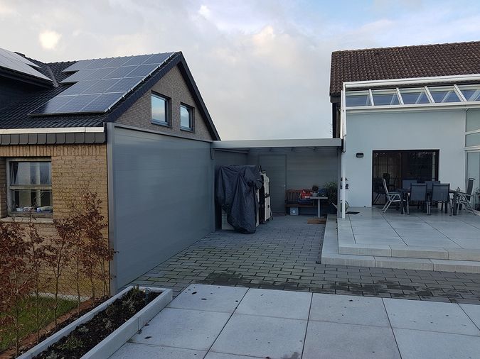 Metallwand und Überdachung in einem Garten