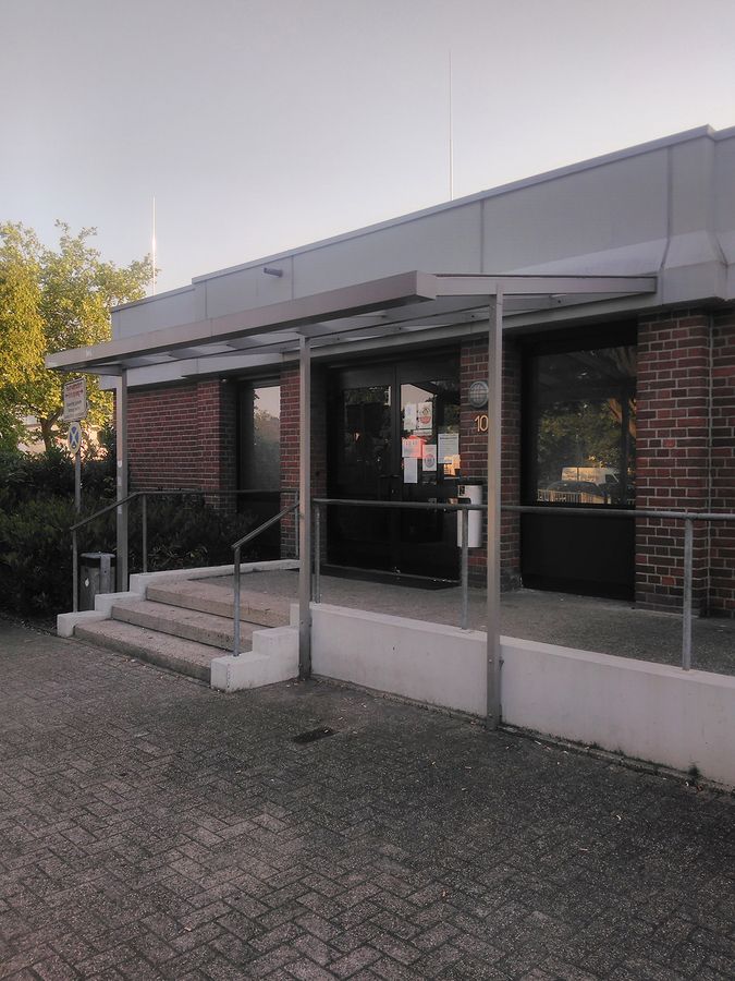 Überdachung aus Metall vor einem Eingang