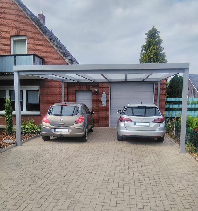 Doppelcarport mit zwei Autos
