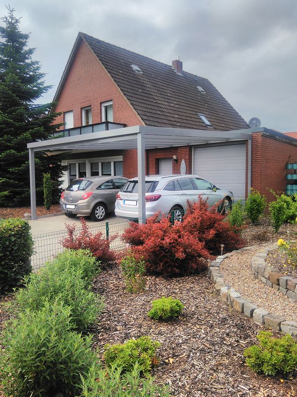 Zwei Autos unter einem Carport