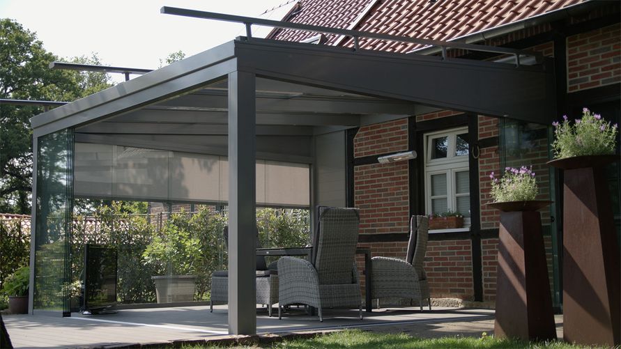 Überdachung mit Seitenwänden aus Glas und Stoff