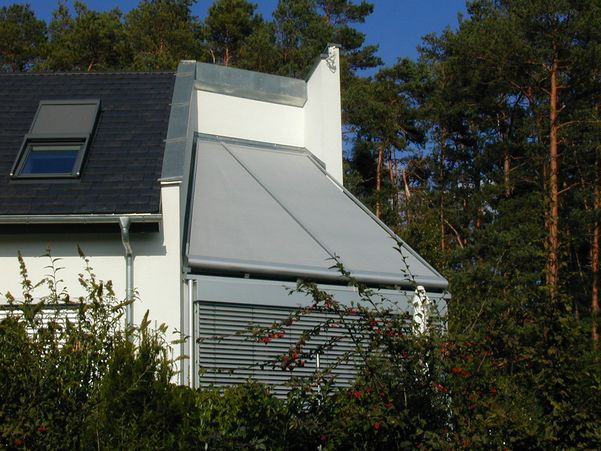 Trapezförmige Markise an einem Haus