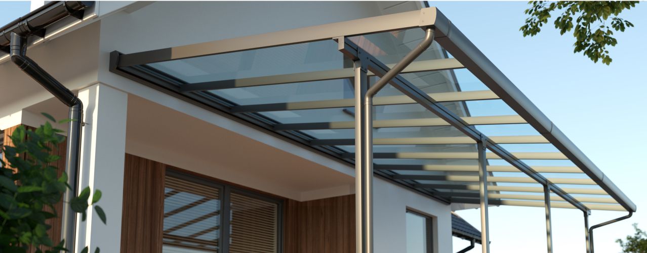 Ein Carport an einem Haus mit durchsichtigem Dach
