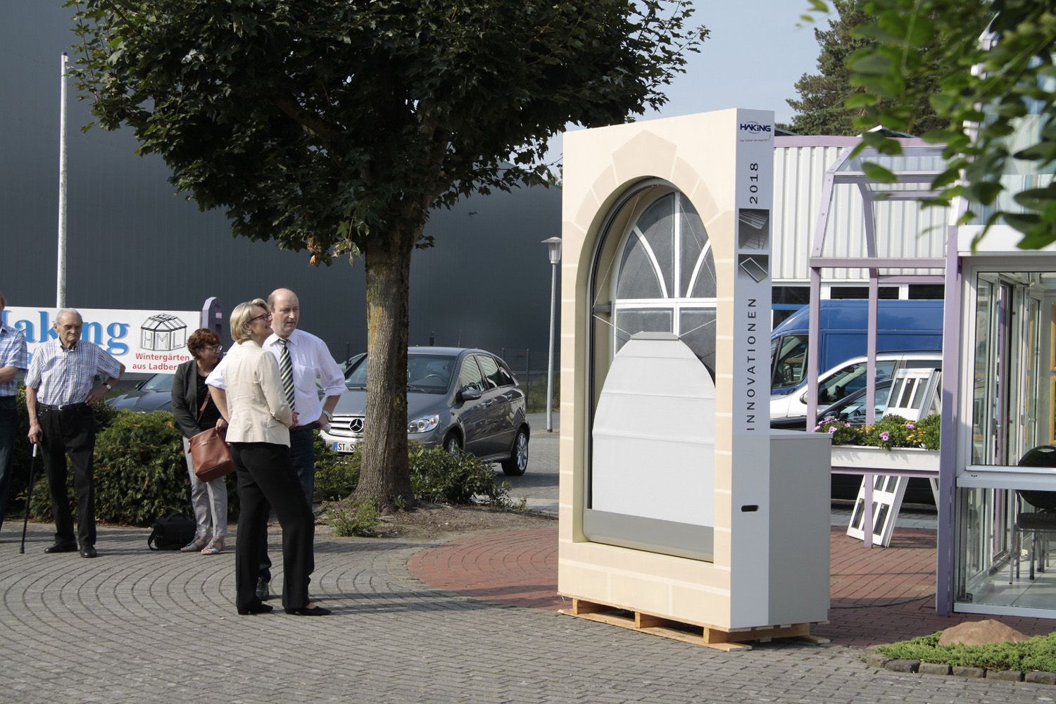 Zwei Menschen blicken auf die runde Markise