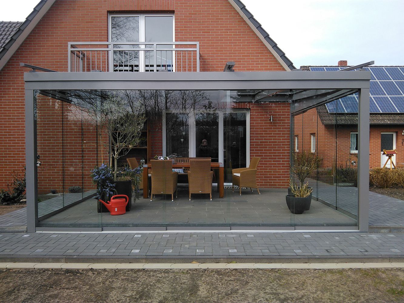 Moderne Glasveranda mit Essbereich und Pflanzen