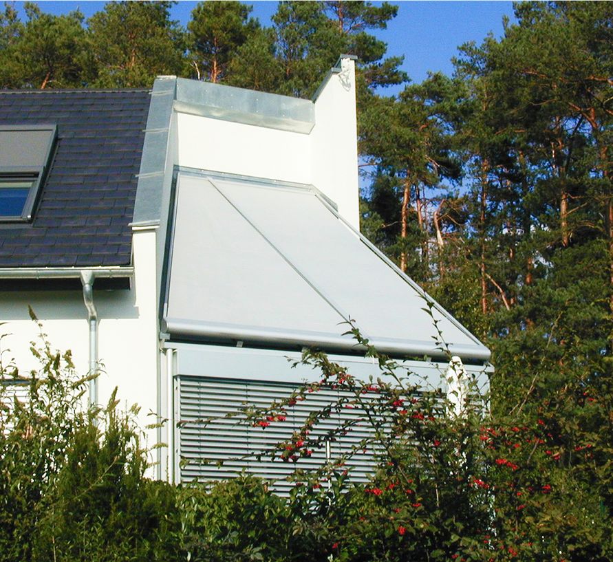 Sonnenschutz trapezförmig an einem Haus