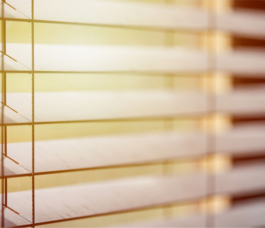 Sonnenschutz Rollo mit durchscheinender Sonne