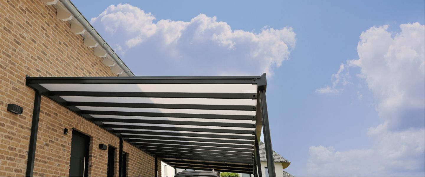 Ein Carport an einer Hauswand