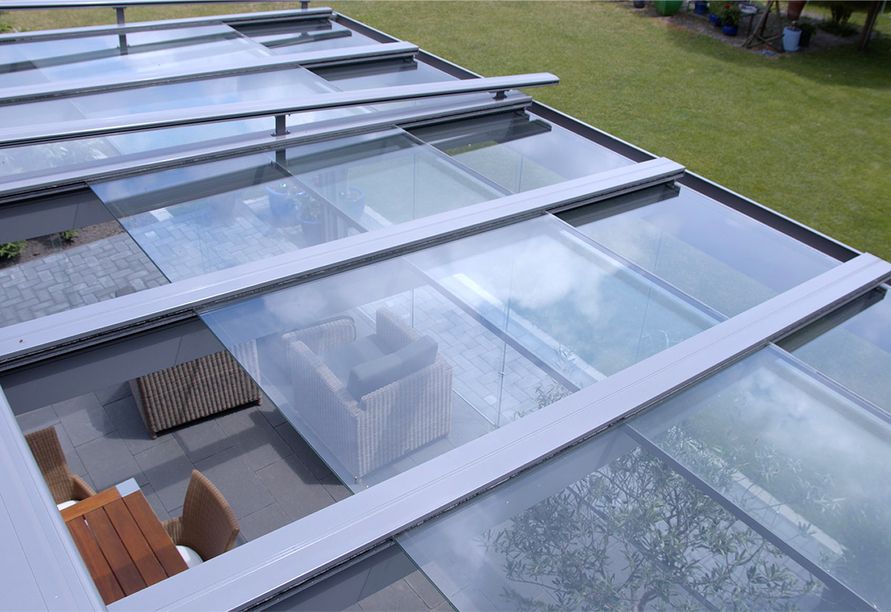 Glasschiebedach über einer Terrasse