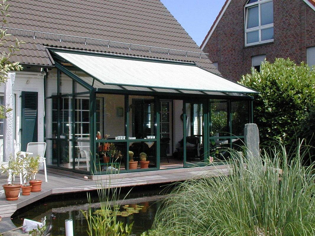 Wintergarten mit grünen Pfosten